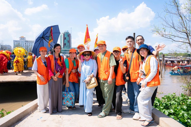 Nghệ sĩ Đức Xuân trao quà từ thiện và tham dự Lễ hội tại Cần Thơ - Ảnh 1.