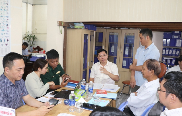 Phó Chủ tịch UBND TPHCM Hoàng Nguyên Dinh kiểm tra cảng cá để ngăn khai thác IUU - Ảnh 2. Phó Chủ tịch UBND TPHCM Hoàng Nguyên Dinh kiểm tra cảng cá để ngăn khai thác IUU - Ảnh 2.