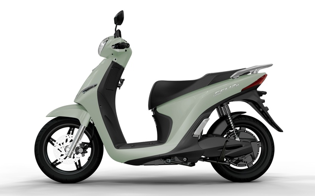 Tài xế dịch vụ chốt cọc sớm xe máy điện VinFast sau cú tăng sốc của giá xăng - Ảnh 1.