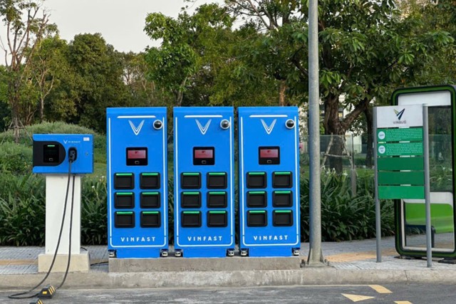 Tài xế dịch vụ chốt cọc sớm xe máy điện VinFast sau cú tăng sốc của giá xăng - Ảnh 2.