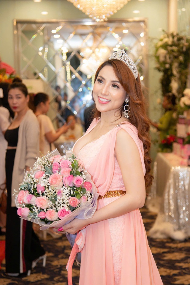 Hoa hậu Jenny Tuyến diện váy hoa khoe vẻ đẹp ngọt ngào - Ảnh 1.