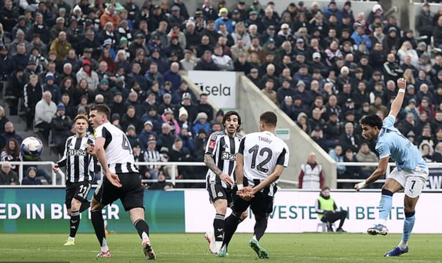 Marmoush lập "cú đúp" siêu phẩm, Man City vào tứ kết FA Cup - Ảnh 6.