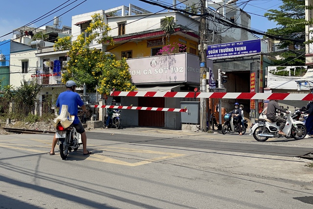 CSGT TPHCM ghi hình vi phạm giao thông đường sắt: Người dân hết chối cãi - Ảnh 2. CSGT TPHCM ghi hình vi phạm giao thông đường sắt: Người dân hết chối cãi - Ảnh 2.