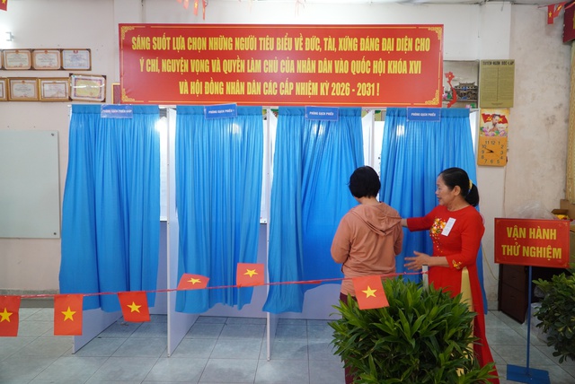 Cận cảnh buổi bầu cử thử nghiệm tại phường Di&ecirc;n Hồng, TPHCM - Ảnh 5.