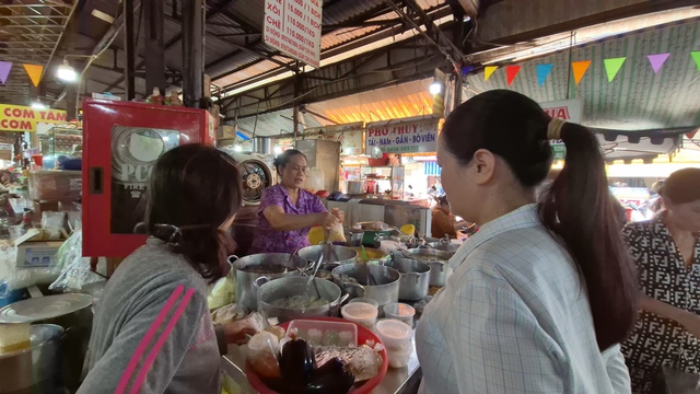 Chủ sạp chè chợ Tân Định giữ giá bán suốt 3 năm qua bất chấp biến động - Ảnh 2.