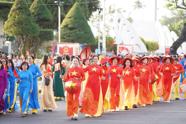 Hơn 3.000 phụ nữ Kh&aacute;nh H&ograve;a diễu h&agrave;nh &aacute;o d&agrave;i tr&ecirc;n đường biển Nha Trang dịp 8-3 - Ảnh 1.