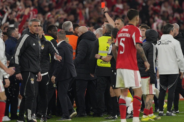 15 thẻ đỏ “lố bịch” trong sự nghiệp của HLV Mourinho - Ảnh 2. 15 thẻ đỏ “lố bịch” trong sự nghiệp của HLV Mourinho - Ảnh 2.