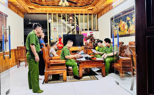 Cận cảnh kh&aacute;m x&eacute;t, bắt giữ nhiều c&aacute;n bộ li&ecirc;n quan đến nh&oacute;m &ldquo;x&atilde; hội đen&rdquo; n&uacute;p b&oacute;ng doanh nghiệp - Ảnh 2.