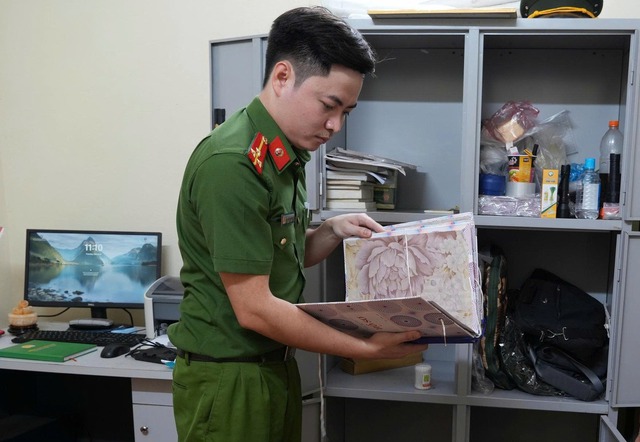 Cận cảnh kh&aacute;m x&eacute;t, bắt giữ nhiều c&aacute;n bộ li&ecirc;n quan đến nh&oacute;m &ldquo;x&atilde; hội đen&rdquo; n&uacute;p b&oacute;ng doanh nghiệp - Ảnh 12.