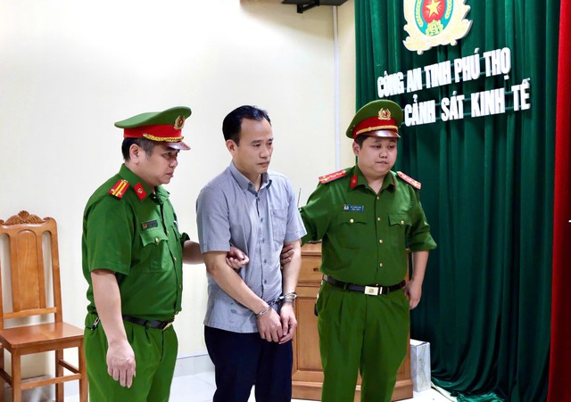 Cận cảnh kh&aacute;m x&eacute;t, bắt giữ nhiều c&aacute;n bộ li&ecirc;n quan đến nh&oacute;m &ldquo;x&atilde; hội đen&rdquo; n&uacute;p b&oacute;ng doanh nghiệp - Ảnh 1.