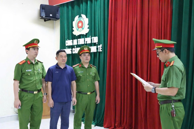 Cận cảnh kh&aacute;m x&eacute;t, bắt giữ nhiều c&aacute;n bộ li&ecirc;n quan đến nh&oacute;m &ldquo;x&atilde; hội đen&rdquo; n&uacute;p b&oacute;ng doanh nghiệp - Ảnh 3.