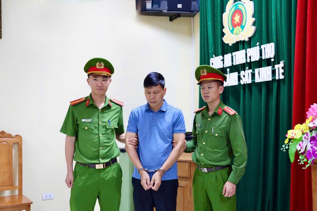 Cận cảnh kh&aacute;m x&eacute;t, bắt giữ nhiều c&aacute;n bộ li&ecirc;n quan đến nh&oacute;m &ldquo;x&atilde; hội đen&rdquo; n&uacute;p b&oacute;ng doanh nghiệp - Ảnh 5.