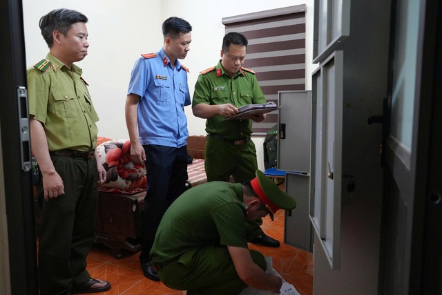 Cận cảnh kh&aacute;m x&eacute;t, bắt giữ nhiều c&aacute;n bộ li&ecirc;n quan đến nh&oacute;m &ldquo;x&atilde; hội đen&rdquo; n&uacute;p b&oacute;ng doanh nghiệp - Ảnh 8.