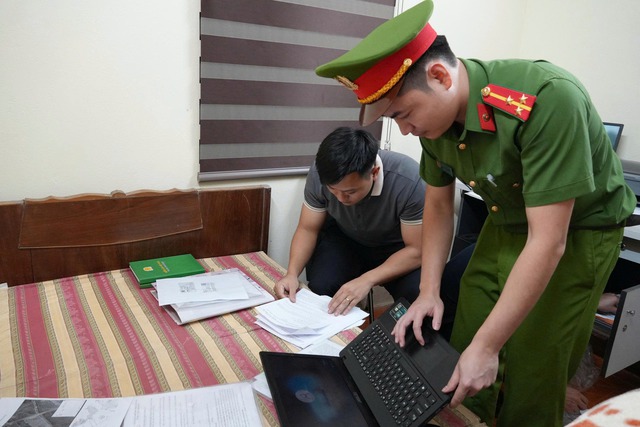 Cận cảnh kh&aacute;m x&eacute;t, bắt giữ nhiều c&aacute;n bộ li&ecirc;n quan đến nh&oacute;m &ldquo;x&atilde; hội đen&rdquo; n&uacute;p b&oacute;ng doanh nghiệp - Ảnh 10.