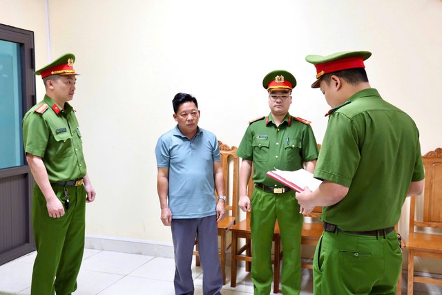 Cận cảnh kh&aacute;m x&eacute;t, bắt giữ nhiều c&aacute;n bộ li&ecirc;n quan đến nh&oacute;m &ldquo;x&atilde; hội đen&rdquo; n&uacute;p b&oacute;ng doanh nghiệp - Ảnh 9.