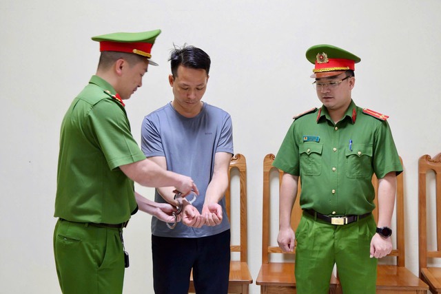 Cận cảnh kh&aacute;m x&eacute;t, bắt giữ nhiều c&aacute;n bộ li&ecirc;n quan đến nh&oacute;m &ldquo;x&atilde; hội đen&rdquo; n&uacute;p b&oacute;ng doanh nghiệp - Ảnh 11.