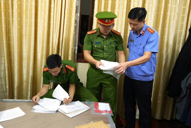 Hình ảnh khám xét, bắt giữ nguyên Phó Chủ tịch thành phố liên quan nhóm “xã hội đen” - Ảnh 3.