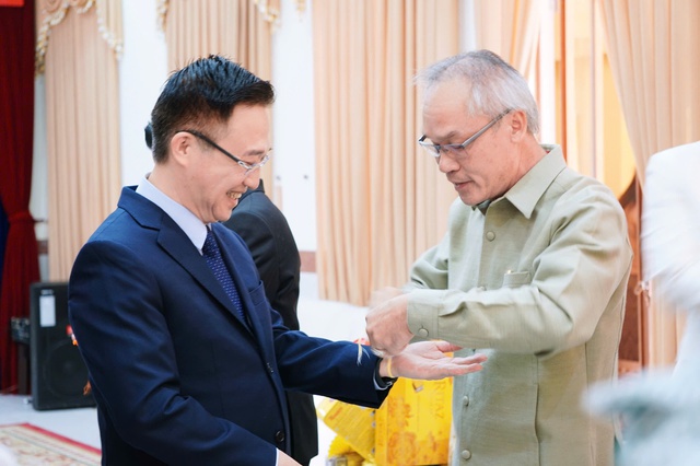 Lãnh đạo TPHCM chúc Tết Bun Pi-may tại Tổng Lãnh sự quán Lào - Ảnh 4.