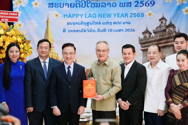 Lãnh đạo TPHCM chúc Tết Bun Pi-may tại Tổng Lãnh sự quán Lào - Ảnh 1.