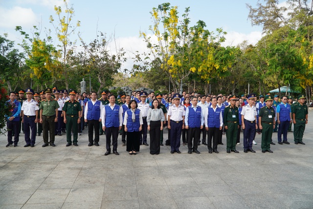 Đoàn đại biểu TPHCM và Bộ Tư lệnh Vùng Cảnh sát biển 3 tưởng niệm liệt sĩ tại Côn Đảo - Ảnh 2.