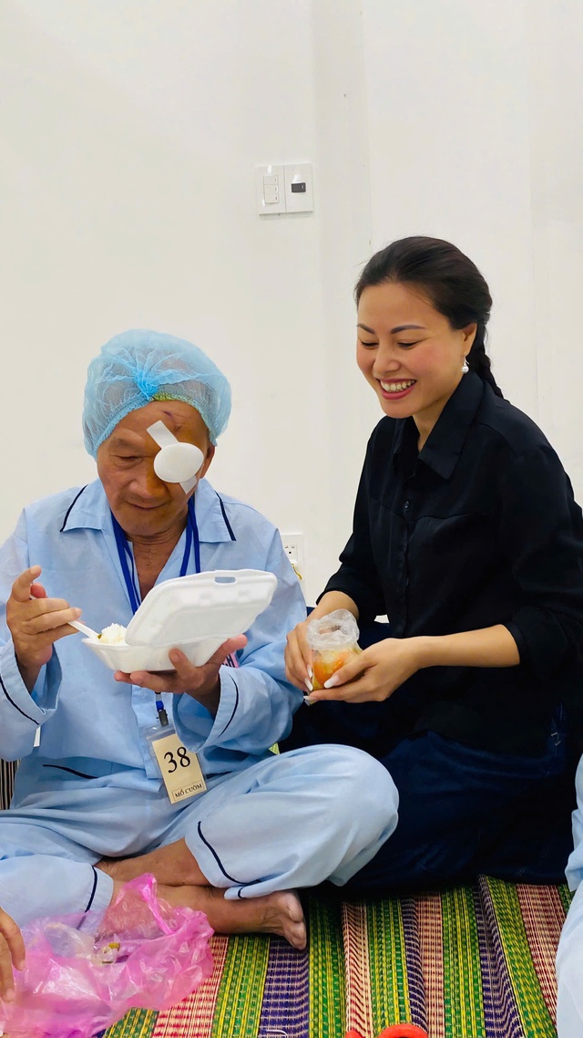 Hoa hậu Dạ Minh Châu lan tỏa yêu thương qua chương trình mổ mắt cho người nghèo - Ảnh 1.