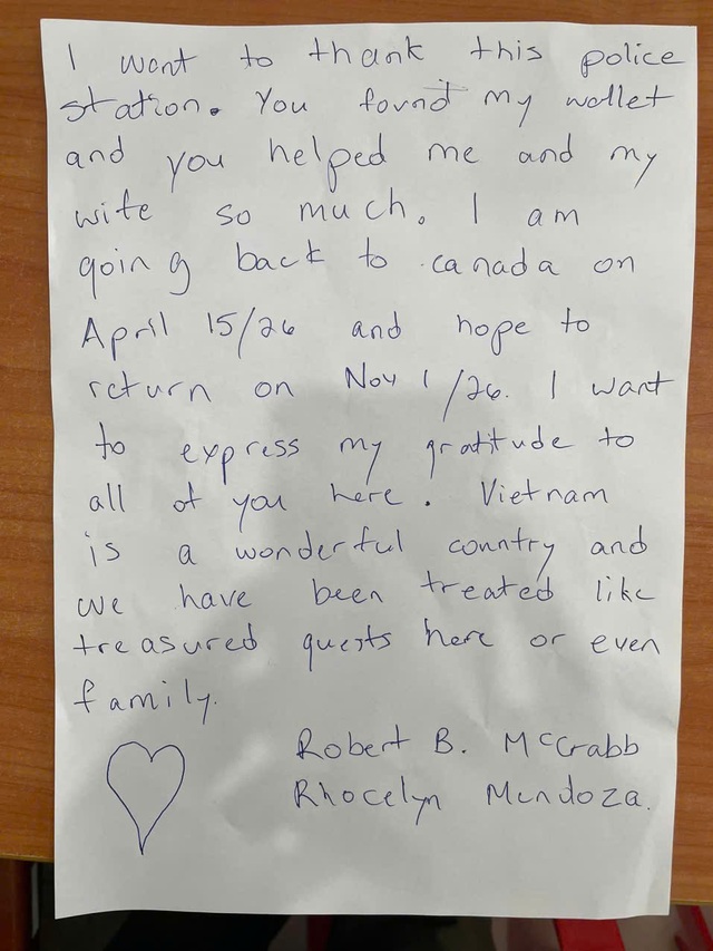 Canadian tourist returns to Vietnam to deliver a special letter to Vinh Hai - Khanh Hoa Police - Ảnh 3.