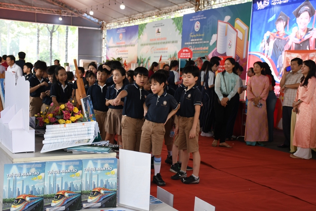 H&igrave;nh ảnh Đồng Nai hưởng ứng Ng&agrave;y s&aacute;ch v&agrave; văn h&oacute;a đọc Việt Nam - Ảnh 6.