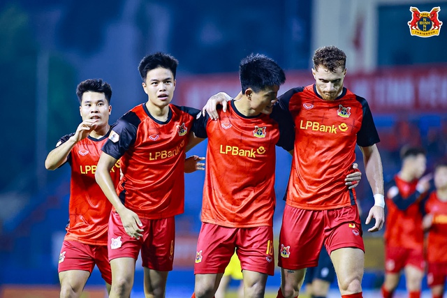 Clip Lê Văn Thuận tiếp tục ghi bàn giúp Ninh Bình FC thắng trận - Ảnh 3.