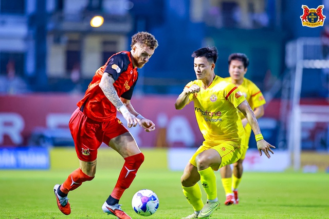 Clip Lê Văn Thuận tiếp tục ghi bàn giúp Ninh Bình FC thắng trận - Ảnh 1.