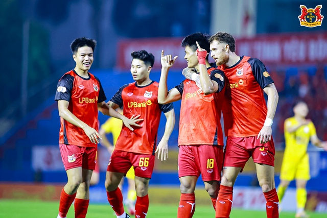 Clip Lê Văn Thuận tiếp tục ghi bàn giúp Ninh Bình FC thắng trận - Ảnh 2.