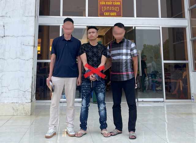 Tiếp nhận công dân Campuchia 226 người , bắt đối tượng truy nã nguy hiểm Lê Văn thủy - Ảnh 1. Tiếp nhận công dân Campuchia 226 người , bắt đối tượng truy nã nguy hiểm Lê Văn thủy - Ảnh 1.