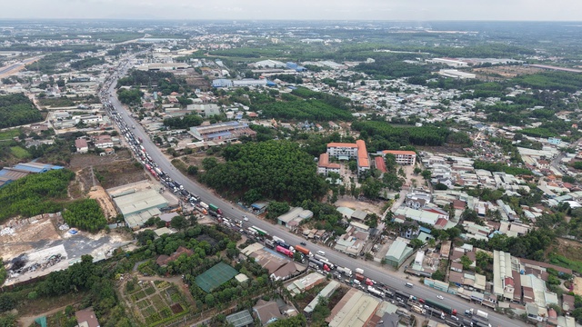 Kẹt xe nghi&ecirc;m trọng tr&ecirc;n Quốc lộ 51 tại Đồng Nai do sửa chữa đường Trong năm 2026 - Ảnh 7.