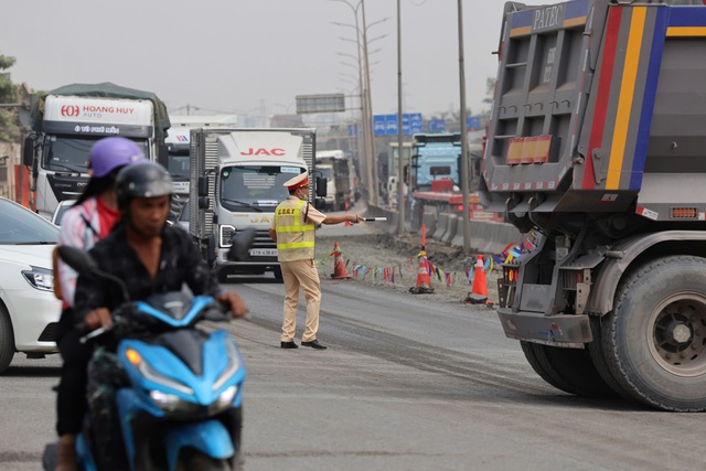 Kẹt xe nghi&ecirc;m trọng tr&ecirc;n Quốc lộ 51 tại Đồng Nai do sửa chữa đường Trong năm 2026 - Ảnh 9.