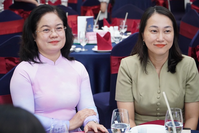 Nữ đại biểu khi đi tiếp xúc cử tri đừng ăn mặc lòe loẹt; phát biểu vừa phải, dễ nghe - Ảnh 2.