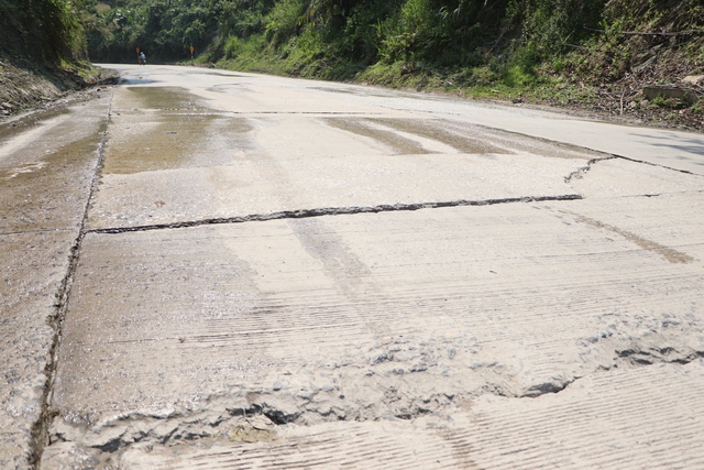 Đường Hồ Ch&iacute; Minh ở Đ&agrave; Nẵng xuống cấp nghi&ecirc;m trọng , nguy cơ tai nạn cao - Ảnh 2.
