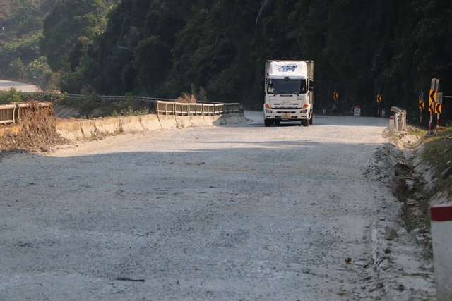 Đường Hồ Ch&iacute; Minh ở Đ&agrave; Nẵng xuống cấp nghi&ecirc;m trọng , nguy cơ tai nạn cao - Ảnh 7.