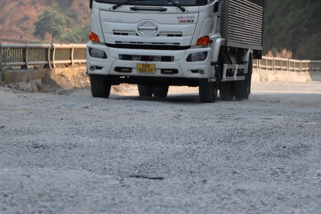 Đường Hồ Ch&iacute; Minh ở Đ&agrave; Nẵng xuống cấp nghi&ecirc;m trọng , nguy cơ tai nạn cao - Ảnh 8.