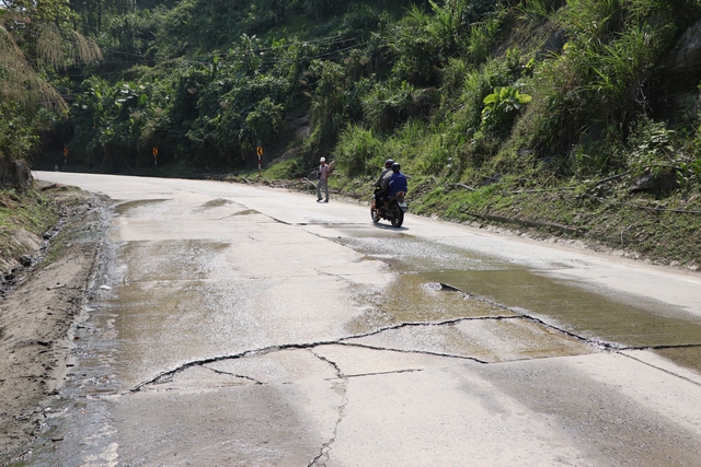 Đường Hồ Ch&iacute; Minh ở Đ&agrave; Nẵng xuống cấp nghi&ecirc;m trọng , nguy cơ tai nạn cao - Ảnh 3.