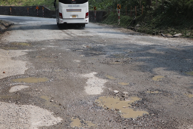 Đường Hồ Ch&iacute; Minh ở Đ&agrave; Nẵng xuống cấp nghi&ecirc;m trọng , nguy cơ tai nạn cao - Ảnh 4.