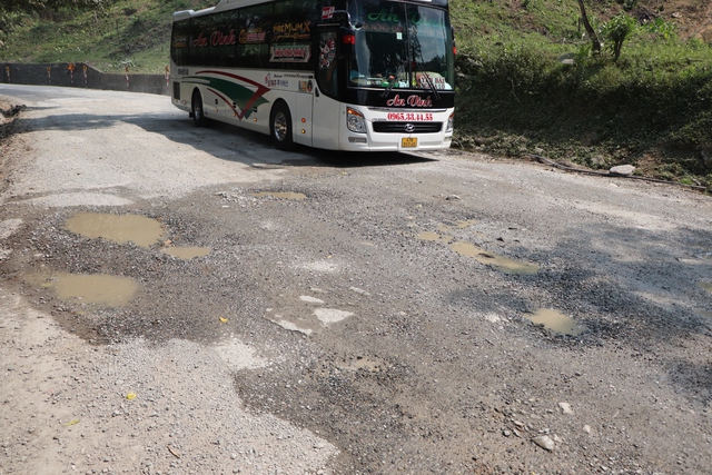 Đường Hồ Ch&iacute; Minh ở Đ&agrave; Nẵng xuống cấp nghi&ecirc;m trọng , nguy cơ tai nạn cao - Ảnh 6.