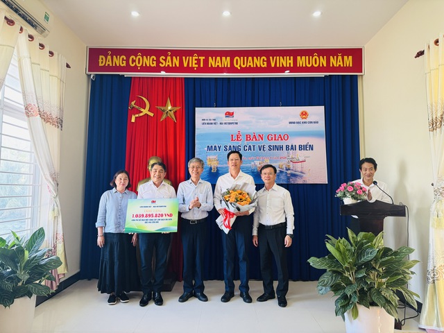 Côn Đảo lần đầu có máy sàng cát vệ sinh bãi biển - Ảnh 1.