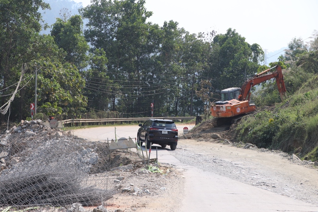 Đường Hồ Ch&iacute; Minh ở Đ&agrave; Nẵng xuống cấp nghi&ecirc;m trọng , nguy cơ tai nạn cao - Ảnh 11.