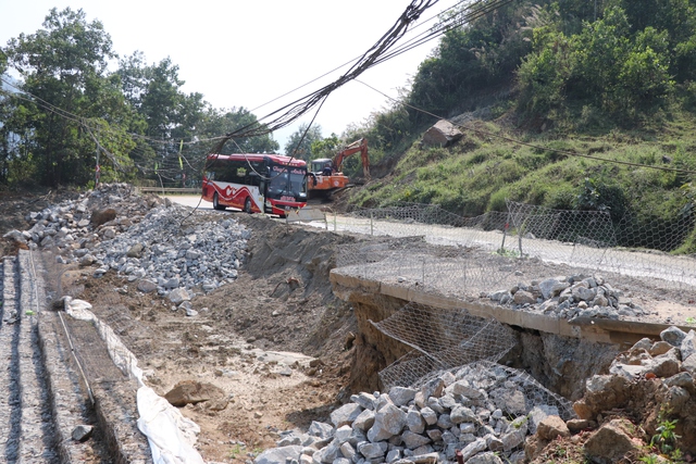Đường Hồ Ch&iacute; Minh ở Đ&agrave; Nẵng xuống cấp nghi&ecirc;m trọng , nguy cơ tai nạn cao - Ảnh 9.