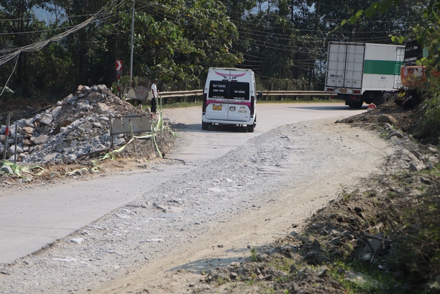 Đường Hồ Ch&iacute; Minh ở Đ&agrave; Nẵng xuống cấp nghi&ecirc;m trọng , nguy cơ tai nạn cao - Ảnh 10.