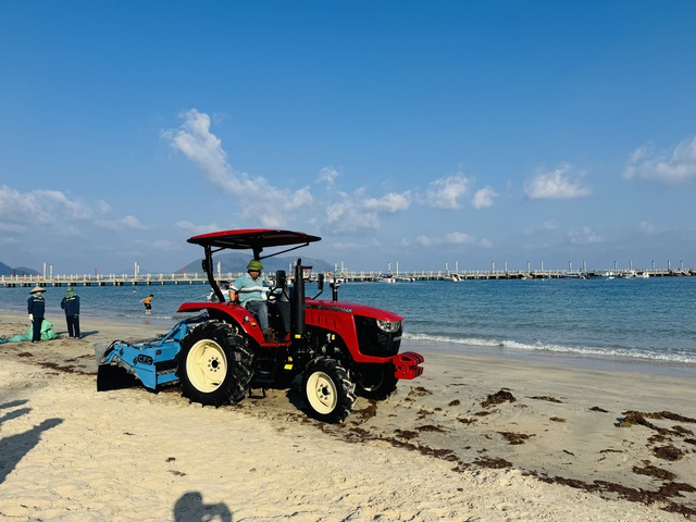 Côn Đảo lần đầu có máy sàng cát vệ sinh bãi biển - Ảnh 2.