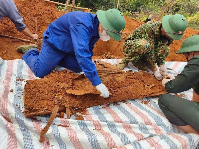 Phát hiện hài cốt liệt sĩ và lọ thủy tinh chứa thông tin tại Quảng Trị - Ảnh 1.