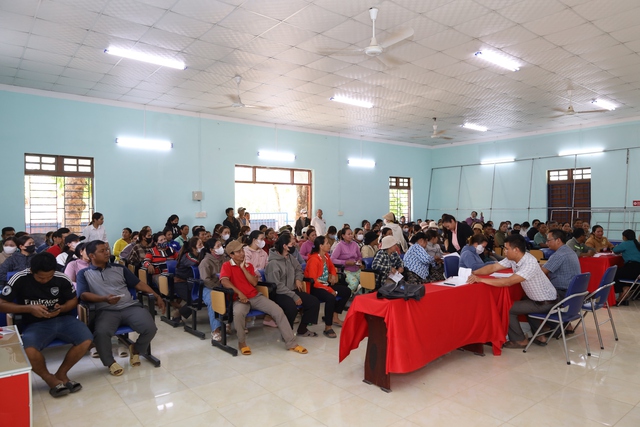 Nhiều hộ nghèo ở Nam Khánh Vĩnh không nhận đủ tiền hỗ trợ - Ảnh 2.