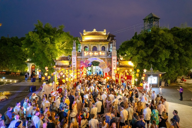 Phú Quốc United Center: Từ “tâm điểm không ngủ” đến “vũ trụ lễ hội” bùng nổ - Ảnh 2.