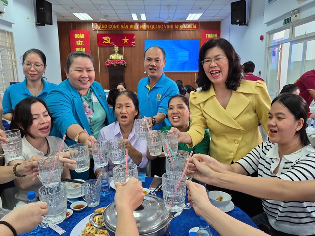 Ấm áp "Bữa cơm Công đoàn" ở phường Tân Sơn Hòa - Ảnh 3.