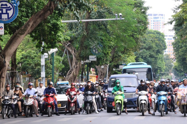 Hà Nội cấm xe máy xăng ở 11 tuyến phố: Ý kiến người dân và tác động môi trường - Ảnh 1. Hà Nội cấm xe máy xăng ở 11 tuyến phố: Ý kiến người dân và tác động môi trường - Ảnh 1.